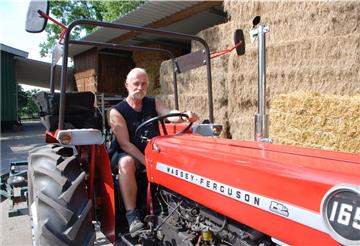 Helmuth Kirch hat schon mal Platz genommen auf dem Bock: Mit seinem historischen Traktor will er von Bad Bederkesa nach Schleiden in den nordrhein-westfälischen Landkreis Euskirchen tuckern – und Spenden sammeln für den Verein „Lebensraum Kind“.