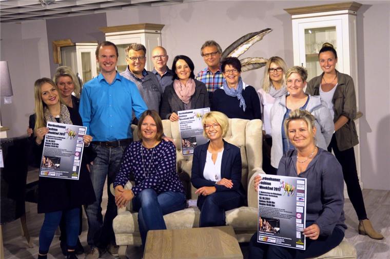 Großes Schaulaufen im Wohncenter Nordenham Hendrik (Dritter von links) und Julia Lenz (rechts daneben, sitzend) laden für Freitag, 13. Oktober, zum Nordenhamer Fashion Weekend im Wohncenter ein. Die Veranstaltung bildet den Auftakt zum Ochsenmarkt.