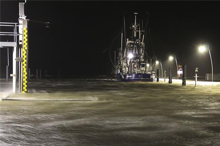 Sturmflut: Zwei Autos werden in Bremerhaven abgeschleppt Hendrik Friedrichs hat sich an den Wremer Kutterhafen herangewagt. Auch hier war es sehr stürmisch.