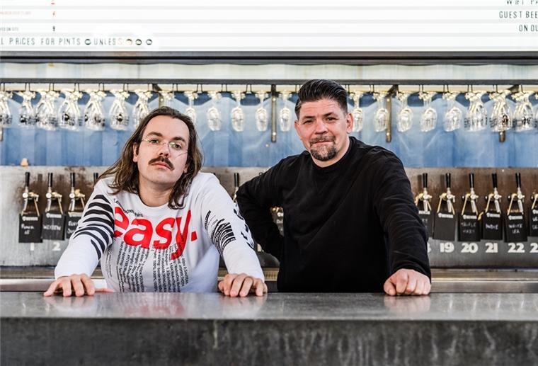 Kitchen Impossible: Haase kocht gegen Mälzer Hendrik Haase (links), Food-Aktivist, Blogger und Buchautor aus Otterndorf, tritt in der Vox-Sendereihe „Kitchen Impossible“ gegen Fernsehkoch Tim Mälzer an. Foto: RTL/Nady El-Tounsy