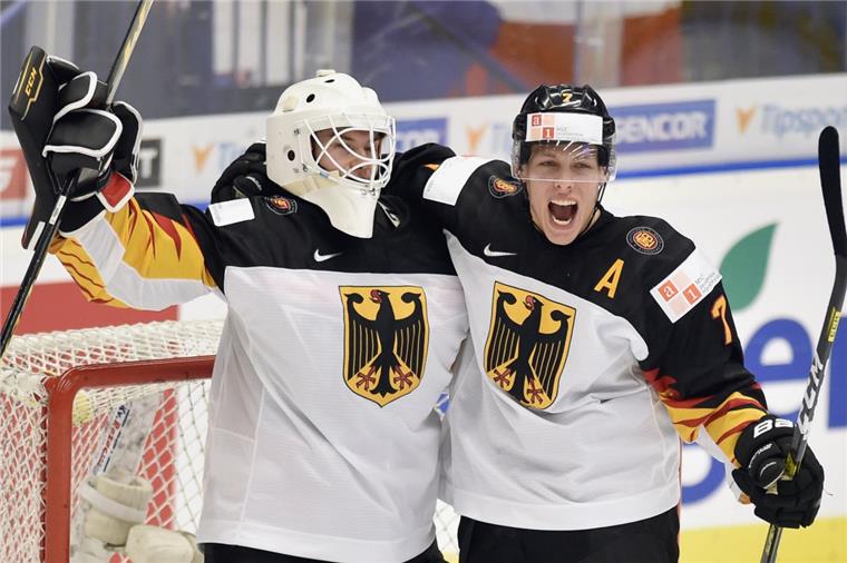 Deutsche Talente im Eishockey überraschen Tschechien bei U20-WM Hendrik Hane (links) und Leon Hüttl freuen sich über den deutschen Eishockeysieg über Tschechien.