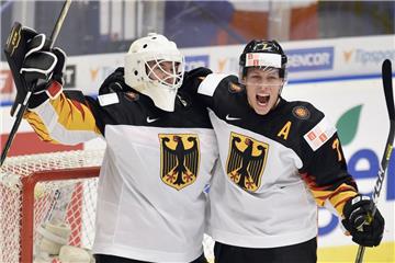 Hendrik Hane (links)  und Leon Hüttl freuen sich über den deutschen Eishockeysieg über Tschechien.