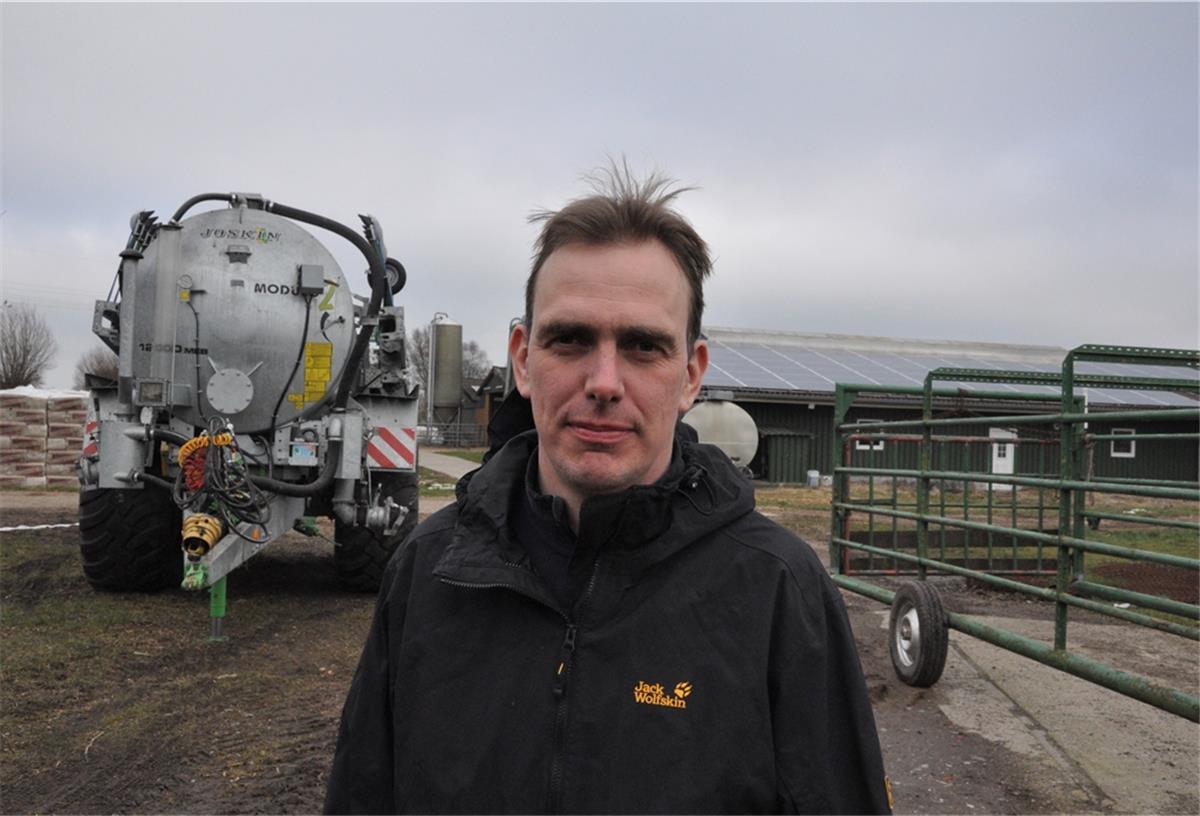 Ukraine-Krieg trifft auch die Landwirtschaft Hendrik Lübben, Landwirt aus Abbehausen-Langenriep in der Wesermarsch, beginnt in den nächsten Tagen mit der Düngung seiner Flächen.
