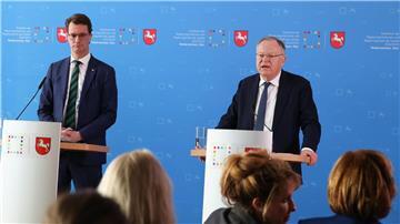 Hendrik Wüst (CDU, l), Ministerpräsident von NRW, und Stephan Weil (SPD), Ministerpräsident von Niedersachsen, sprechen bei einer Pressekonferenz im Rahmen der Ministerpräsidentenkonferenz.