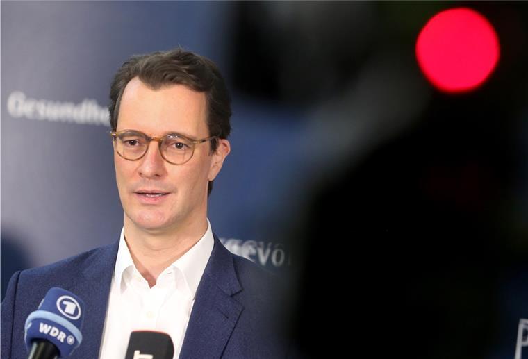 Weitere Corona-Einschränkungen auch in 2022? Der nordrhein-westfälische Ministerpräsident Hendrik Wüst (CDU) beantwortet nach einem Besuch im Gesundheitsamt, wo Soldaten die Behörden bei der Kontaktnachverfolgung von Corona-Patienten unterstützen, Fragen der Journalisten.