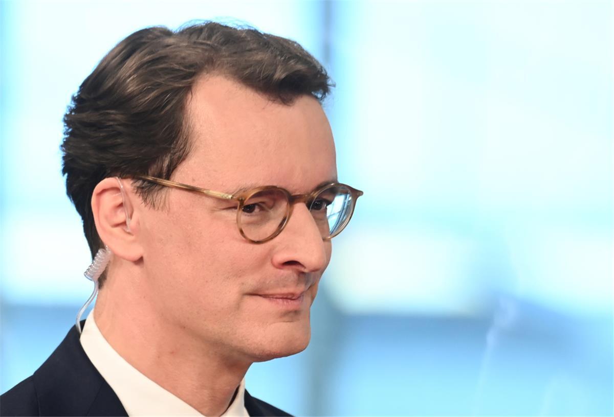 Hendrik Wüst, der bisherige NRW-Ministerpräsident und CDU-Spitzenkandidat für die Landtagswahl in Nordrhein-Westfalen, steht im Landtag am Abend der Landtagswahl in Nordrhein-Westfalen.