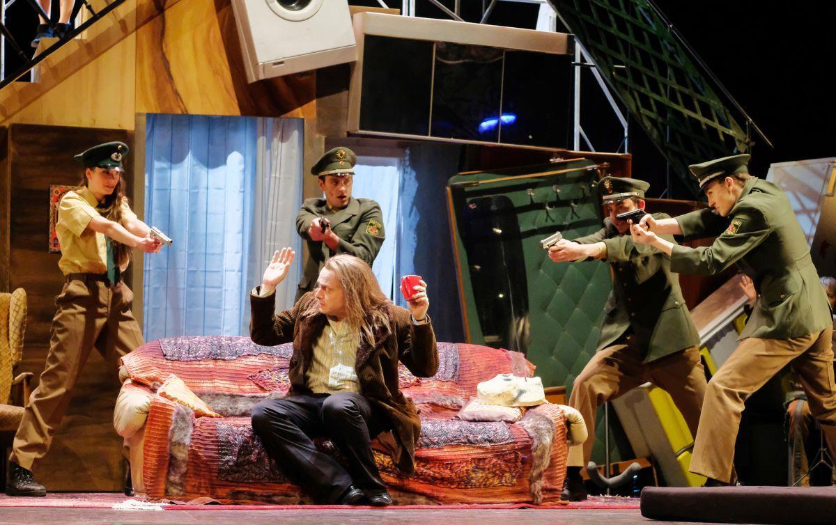Stadttheater Bremerhaven zeigt Leben von Rio Reiser auf der Bühne Henning Bäcker (Rio Reiser) wird während einer Probe in dem Theaterstück "Rio Reiser - Wer, wenn nicht wir?" von Polizisten umringt.