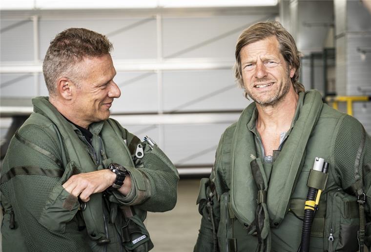 Henning Baum (rechts) dreht bei der Bundeswehr. Vier Monate nimmt er sich Zeit, um herauszufinden, warum der Ruf der Bundeswehr schon seit vielen Jahren ramponiert ist - obwohl sie während der Pandemie und nach der Flut im Ahrtal geholfen hat und in vielen Auslandseinsätzen im Einsatz ist. 