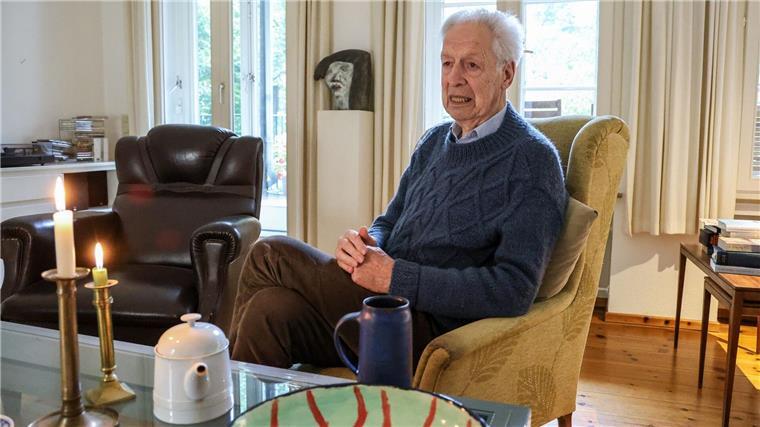 Henning Scherf (SPD), deutscher Politiker und Jurist, ehemaliger Präsident des Bremer Senats und Bürgermeister, gibt in seiner Wohnung in Bremen ein Interview.