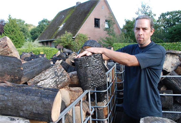 Bederkesa: Familie setzt nach Brand eine Belohnung aus Henrik Krenkel ist sauer: Das verkaufsfertige Feuerholz ist nach dem Brand auf dem Firmengelände in Bad Bederkesa unbrauchbar geworden.