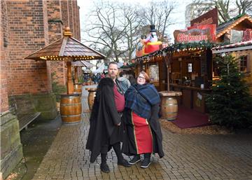 Henry Fahlteich und Melissa Budde wünschen sich die mittelalterliche Atmosphäre auf dem Weihnachtsmarkt zurück.