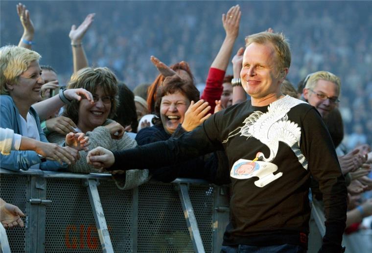 20 Jahre nach Grönemeyers „Mensch": Zwei neue Versionen Herbert Grönemeyer begrüßt im Bochumer Ruhrstadion seine Fans.