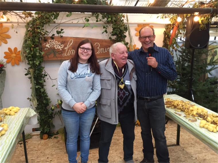 Herbert Hahl hat ein Händchen für Kartoffeln Herbert Hahl (mitte) wurde beim Kartoffelfest als Sieger des Schälwettbewerbes von Hof-Mitarbeiterin Darleen Schimmel und Jörg Brüns ausgezeichnet.