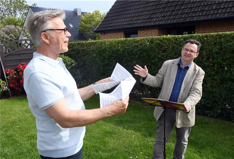So dürfen die Chöre in Bremerhaven und dem Cuxland proben Herbert Klonus-Taubert (links) und Chorleiter Ilia Bilenko vom Chor „nach acht“ proben privat im Garten.