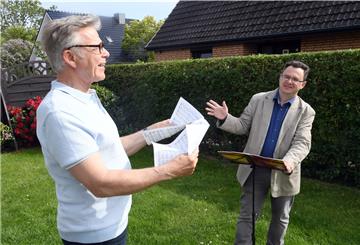 Herbert Klonus-Taubert (links) und Chorleiter Ilia Bilenko vom Chor „nach acht“ proben privat im Garten.
