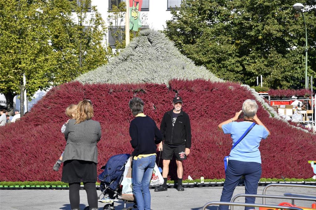 Herbstmarkt auf dem Konrad-Adenauer-Platz: Erinnerungsfoto am Heidekrautberg von...