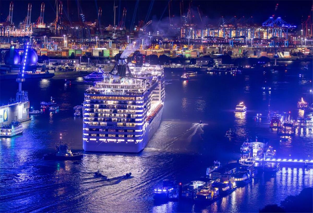 Das Kreuzfahrtschiff «MSC Preziosa» sowie weitere Kreuzfahrtschiffe fahren im Rahmen einer Parade bei den Hamburg Cruise Days auf der Elbe.