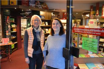 Hereinspaziert: Claudia Stollenwerk (rechts) wird die Buchhandlung von Waltraud Schließke (links) im Ortskern nahtlos weiterführen.