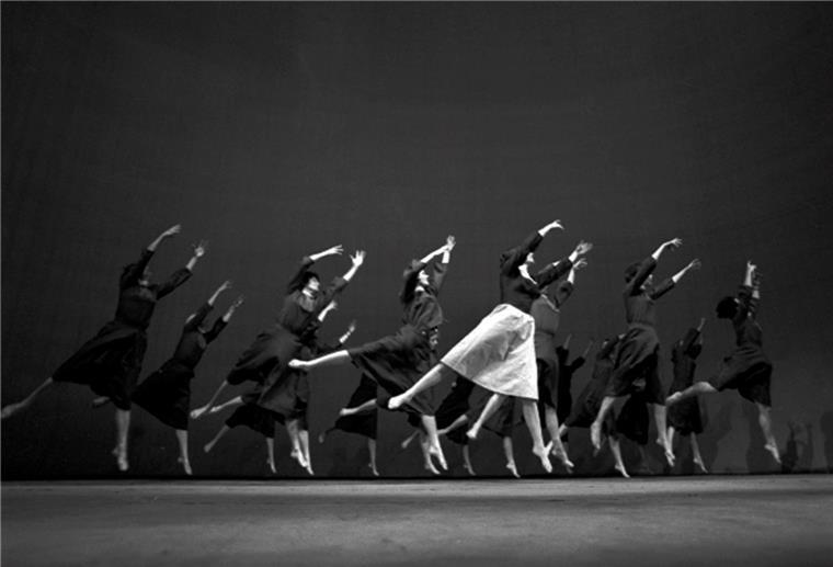 Ausstellung befasst sich mit der Sportgeschichte Bremerhavens Hermann Grauerholz hat mit seinen Tanzkompositionen überregionale Bekanntheit erlangt. Das Historische Museum sucht Personen, die an den Grauerholz’schen Tanzspielen mitgewirkt haben. Unser Bild zeigt eine Aufführung des Grauerholz’schen Tanzspiels 1973.