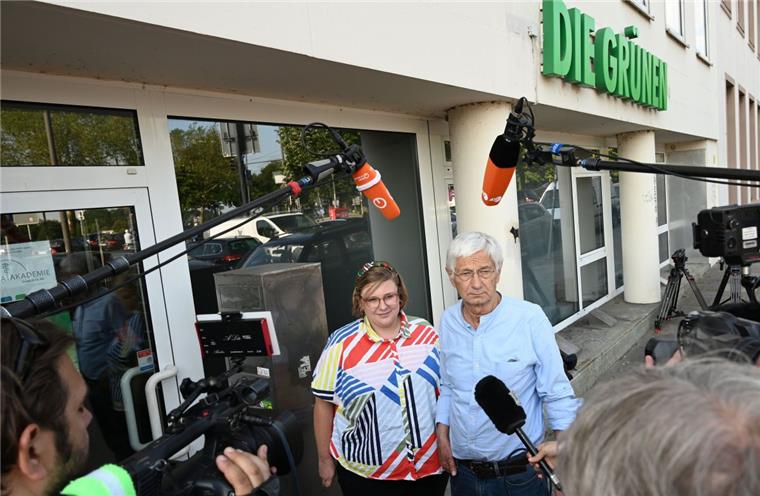 Aus Jamaika wird nichts: Grüne sprechen sich für Rot-Rot-Grün in Bremen aus Hermann Kuhn, Co-Vorsitzender von Bündnis 90/Die Grünen im Bundesland Bremen, und Alexandra Werwath, Landesvorstandssprecherin der Grünen, geben vor dem Treffen des Landesvorstand an der Geschäftsstelle ein Interview.