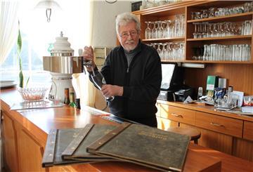 Gastwirt Hermann Oerding an der Theke in seinem Landgasthof