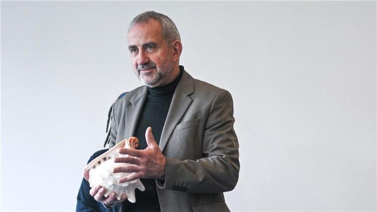 Menschliche Überreste aus Museen an Australien zurückgegeben Hermann Parzinger mit der Muschel.