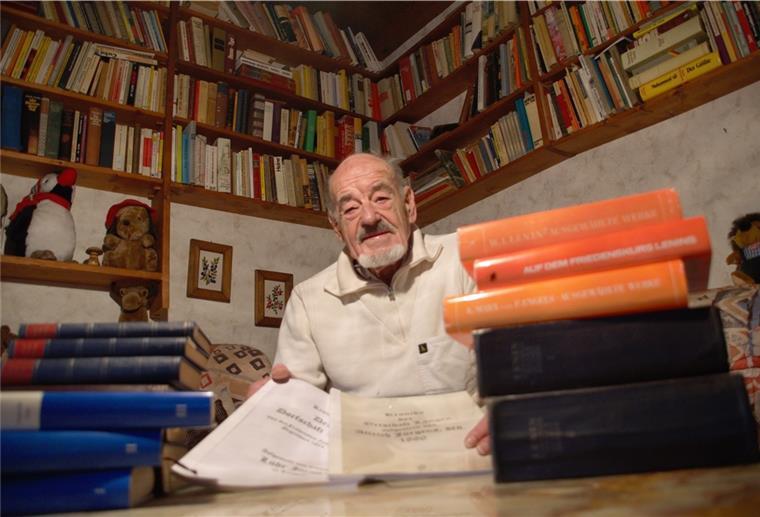 Hermann Westedt ist der Herr über die Ortsgeschichte(n) Hermann Westedt kennt sich gut aus in der Heimathistorie. Immer wieder liest er Bücher, sucht Zeitzeugen aus, stöbert durch Archive. Am heutigen Dienstag findet sein 100. Klönschnack statt.