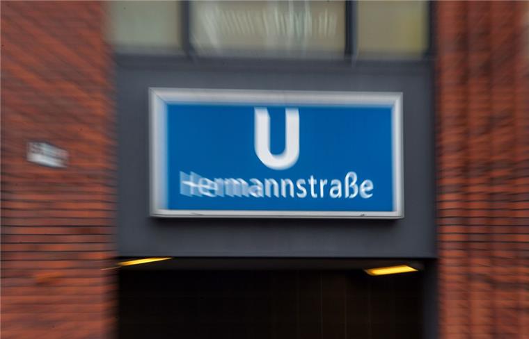 Mutmaßlicher U-Bahn-Treter von Berlin festgenommen «Hermannstraße» steht in Berlin auf dem Schild über dem Eingang zur U-Bahnstation. Dort hatte Ende Oktober ein Mann eine Passantin mit einem Tritt die Treppe heruntergeschubst.