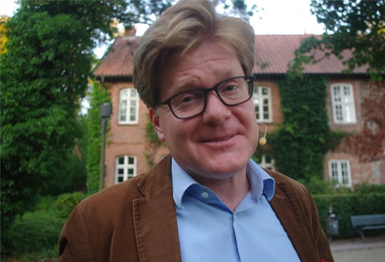 Zeven: Kieler Holzköppe treffen auf beurlaubten Lehrer Herr Schröder, mit realem Vornamen Johannes, 48 Jahre alt, und beurlaubter Gymnasiallehrer für Deutsch und Englisch im sicheren lebenslänglichen Beamtenstatus, ist der Traum jeder Schwiegermutter.