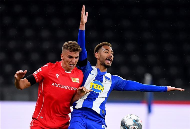 Herthas Matheus Cunha (rechts) und Unions Grischa Prömel kämpfen um den Ball. Kurz darauf ist Cunha ins Krankenhaus gefahren.