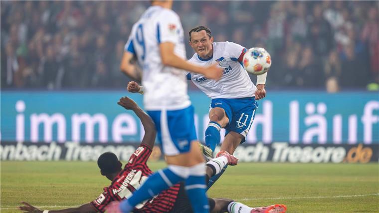 Hertha stoppt Hannover und die Krise Herthas Topstar Reese schießt aus der Distanz aufs Tor.