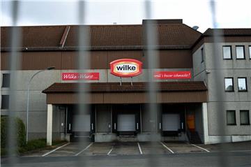 Heruntergelassen sind die Rolltore des Fleischherstellers Wilke Wurstwaren. Das Land NRW hat nach dem Rückruf von Waren des hessischen Fleisch- und Wurstherstellers Wilke wegeHeruntergelassen sind die Rolltore des Fleischherstellers Wilke Wurstwaren. Das Land NRW hat nach dem Rückruf von Waren des hessischen Fleisch- und Wurstherstellers Wilke wegen Listerienkeimen rund 4500 Rückrufkontrollen vorgenommen. n Listerienkeimen rund 4500 Rückrufkontrollen vorgenommen. 