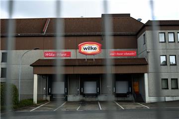 Heruntergelassen sind die Rolltore des Fleischherstellers Wilke Wurstwaren. 