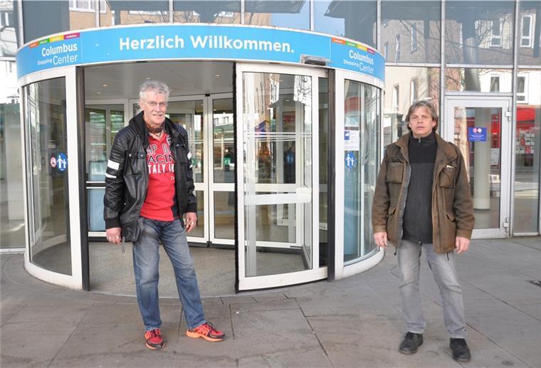 Bremerhaven: Hausverbot nach Verstoß gegen Maskenpflicht „Herzlich willkommen“, steht am Haupteingang des Columbus-Centers, aber für Harald Waltenberg (links) und Michael Krüger gilt das vorerst nicht.