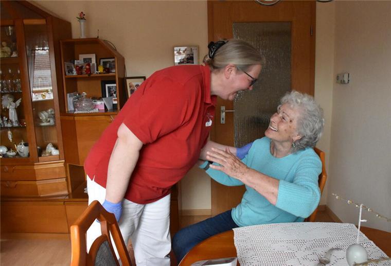 30 Jahre Rita Milter - Professionelle und empathische Pflege Herzliches Miteinander zwischen Pflegeteam und Patienten herrscht zwischen Anke Höfers und Anni Cierlitzki (von links).