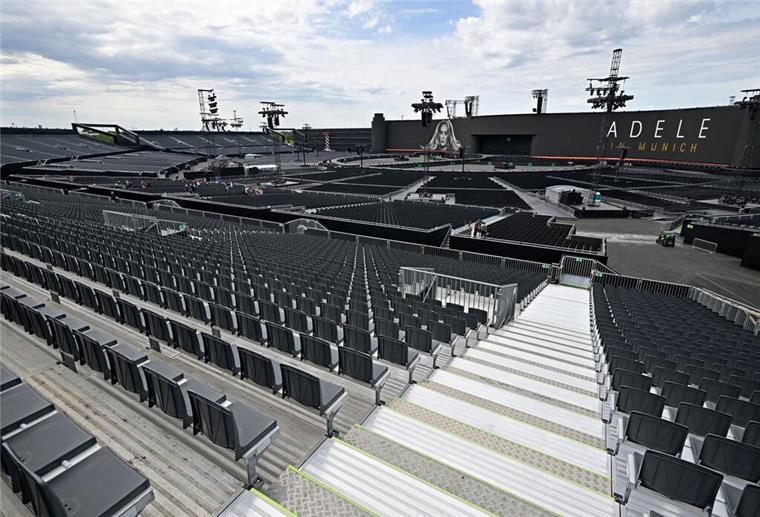 Starkregen und Gewitter bei Adele-Konzert erwartet Heute Abend rappelvoll: Die Adele Arena