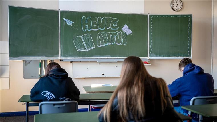 „Heute Abitur“ steht auf einer Tafel im Klassenzimmer eines Gymnasiums.