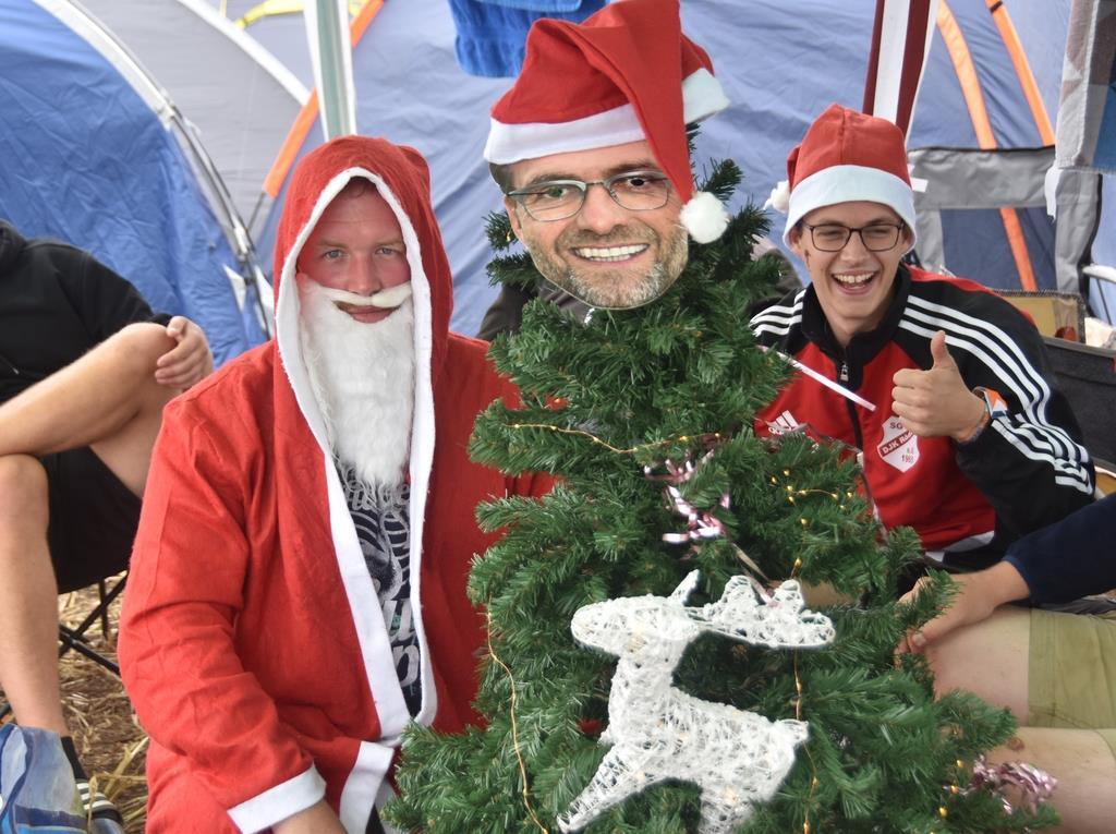 Heute ist Weihnachten, zumindest bei diesen Campern. Die Gruppe performt jeden T...