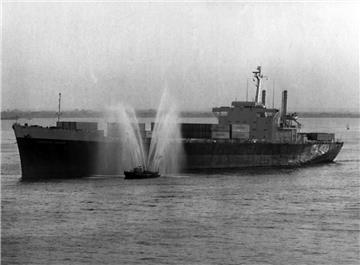 Heute liegt der Hamburger Hafen in Deutschland vorn, doch bei der Einführung des Containers waren die Hamburger hinten dran. Erst zwei Jahre später als in Bremen, am 31. Mai 1968, machte die &quot;American Lancer&quot; der Reederei United States Lines am Burchardkai fest, der damals noch kein Containerterminal war. Das 213 Meter lange Schiff konnte rund 1200 Container transportieren.
