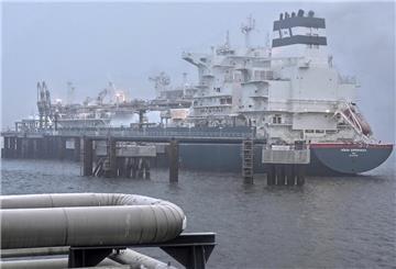 Das Spezialschiff "Höegh Esperanza" liegt während der Eröffnung des LNG-Terminals in Wilhelmshaven vor Anker.
