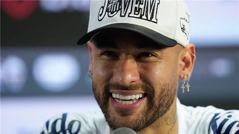 Heute spielt Fußball-Superstar Neymar für den Verein FC Santos. Fast wäre er mal zum FC Bayern München gewechselt.