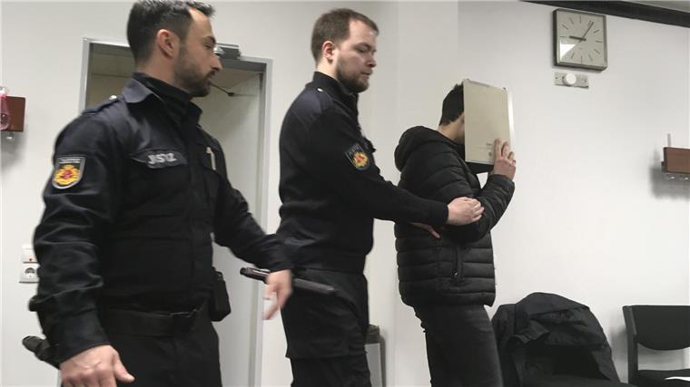 Lloyd-Gymnasium: Weitere Einblicke in Psyche des Bremerhavener Armbrustschützen Der Angeklagte wird von Justizbeamten in den Gerichtssaal geführt.
