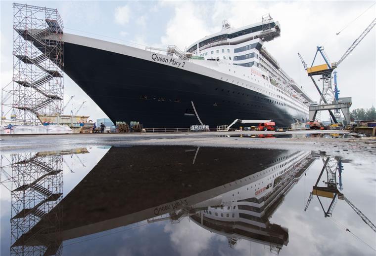 Die "Queen Mary 2" dockt aus Heute wird die "Queen Mary 2" ausdocken. Das Schiff war im Trockendock bei Blohm + Voss in Hamburg modernisiert worden.