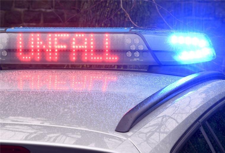 Bremen: Senior von 40-Tonner überrollt - Polizei sucht Zeugen Die Leuchtschrift "Unfall" auf dem Dach eines Polizeiwagens