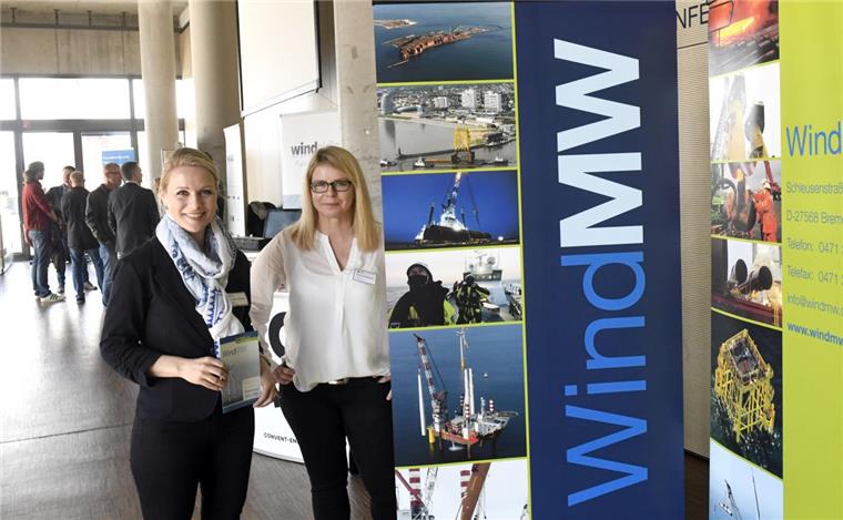 Hielten nach geeigneten Bewerbern auf der Messe ausschau: Kerstin Halfpap (links) und Petra Schlieben von der Firma WindMW aus Bremerhaven.