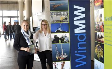 Hielten nach geeigneten Bewerbern auf der Messe ausschau: Kerstin Halfpap (links) und Petra Schlieben von der Firma WindMW aus Bremerhaven.