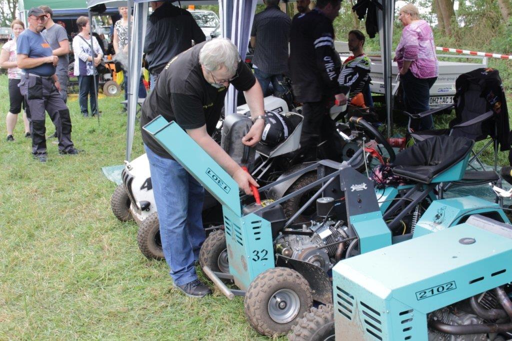 Hier darf beim Boxenstopp noch getankt werden. Foto: Palme