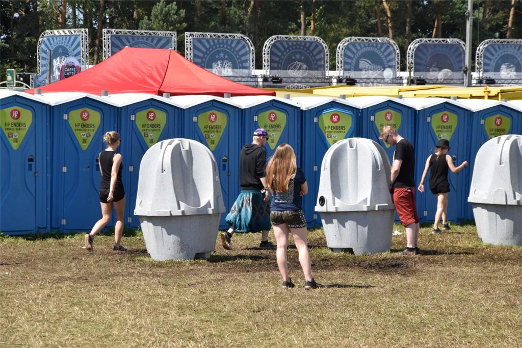 Hier darf man bloß keine Scham zeigen. Die Pissoirs und Dixi-Klos mitten auf dem Infield. Foto: Overschmidt