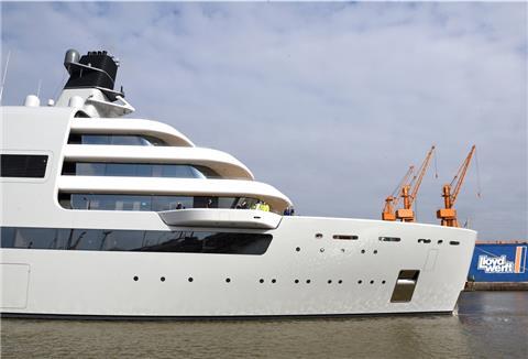 Die Luftbilder von der „Solaris“ im Trockendock zeigen, dass am Heck des Schiffes ein Gerüst aufgebaut wurde, genau an der Stelle, an der es mutmaßlich einen Crash gegeben haben soll.