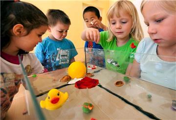 Hier experimentieren die Kinder einer Kita mit Wasser. In den Butjadinger Einrichtungen gibt es nicht genügend Plätze, um die Nachfrage zu decken. Daher soll nun nachgelegt werden.
